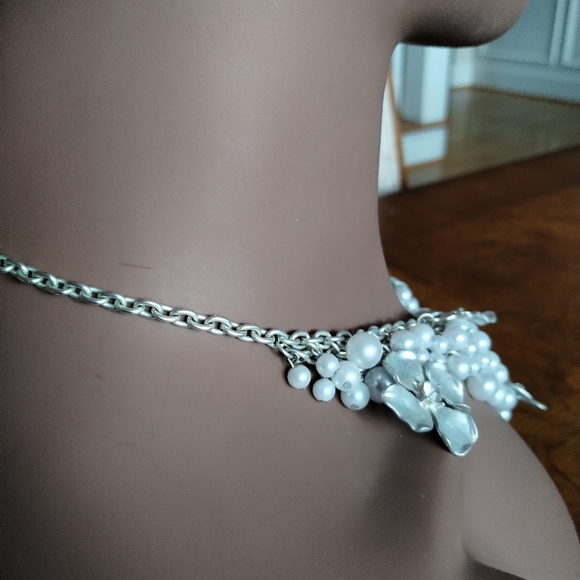 Elegant Pearl & Silver Floral Statement Necklace - Picture 5 of 8